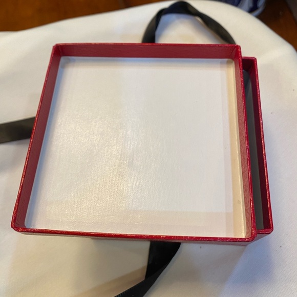 Lee Michael jewelry box.  Red great condition 3 1/2 square - Picture 2 of 7